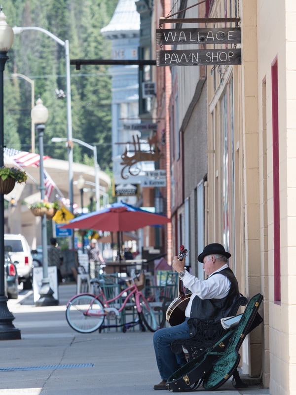 Banjospiller hos pantelåneren i Wallace, Idaho