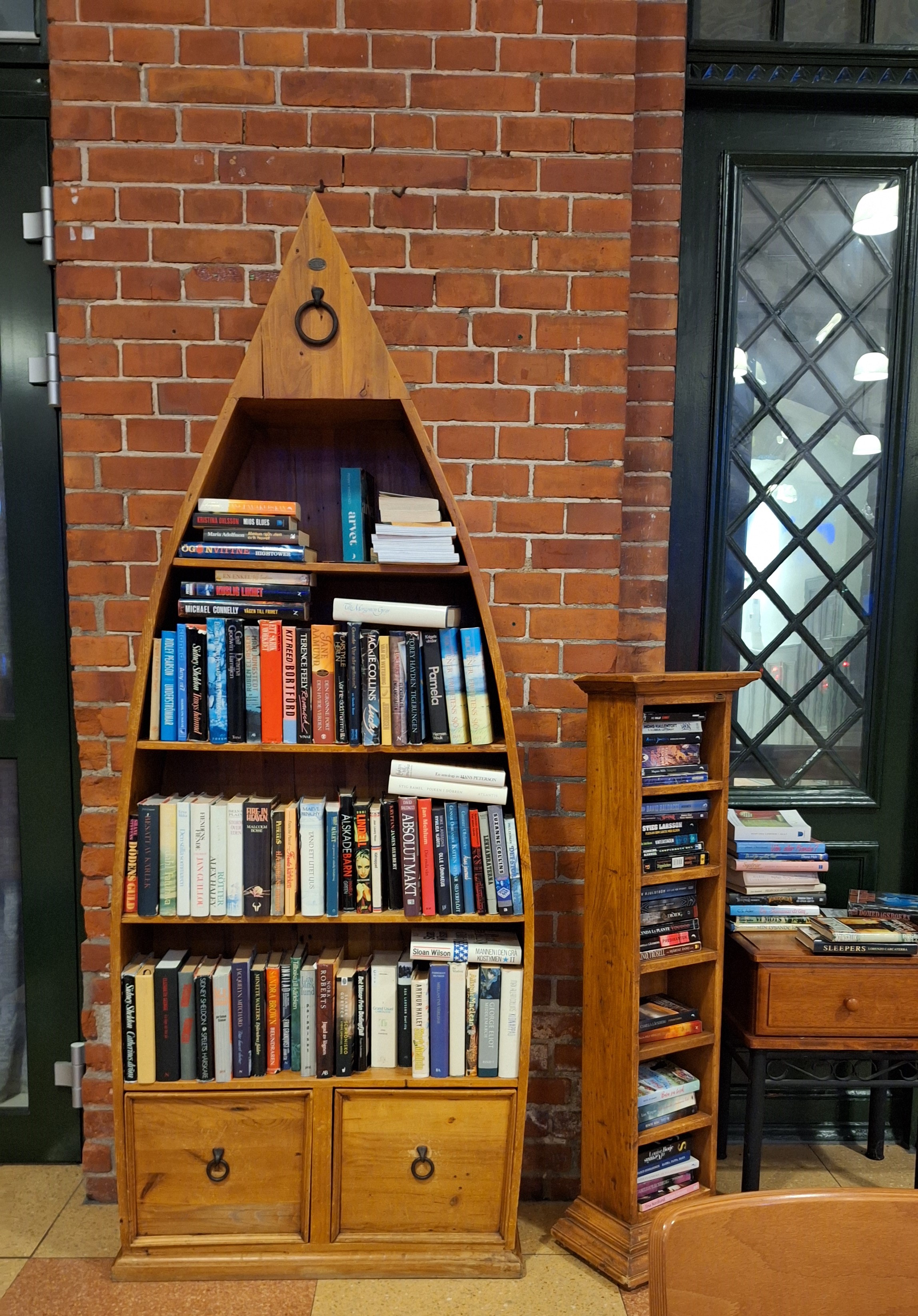 Bilde av bokhylle på togstasjonen